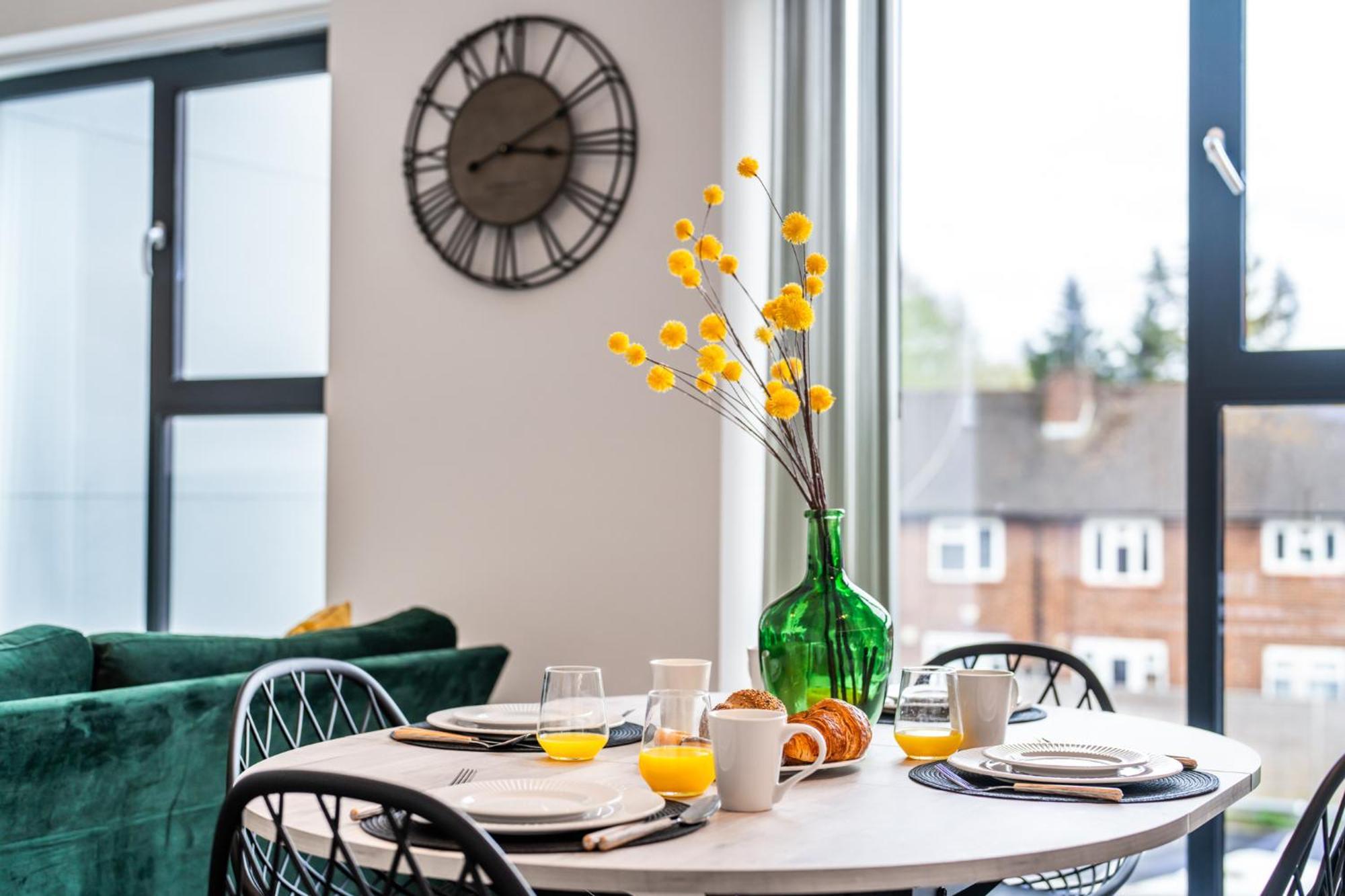 Potters Bar - Free Parking - Private Bathroom - Netflix - 4 Mins Walk To Station - 20 Mins Direct Trains To London ภายนอก รูปภาพ