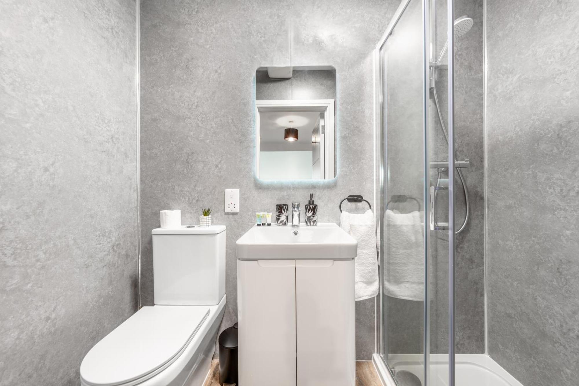 Potters Bar - Free Parking - Private Bathroom - Netflix - 4 Mins Walk To Station - 20 Mins Direct Trains To London ภายนอก รูปภาพ