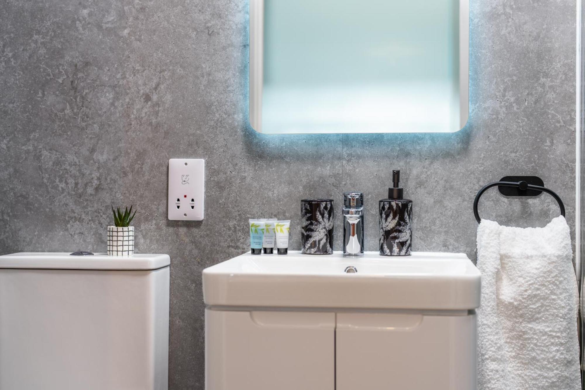 Potters Bar - Free Parking - Private Bathroom - Netflix - 4 Mins Walk To Station - 20 Mins Direct Trains To London ภายนอก รูปภาพ